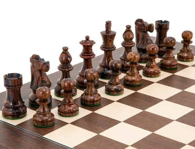 Ensemble French Knight III Echiquier en Bois de Rose et d'Erable & Pièces d'Echecs en Bois de Rose – Image 3