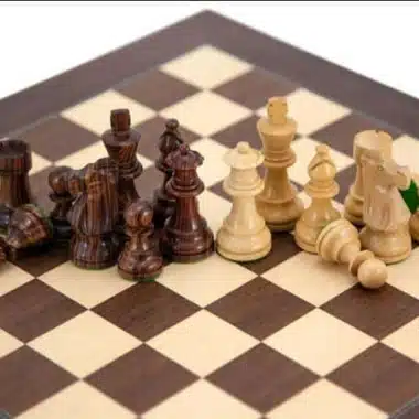 Ensemble French Knight III Echiquier en Bois de Rose et d'Erable & Pièces d'Echecs en Bois de Rose – Image 2