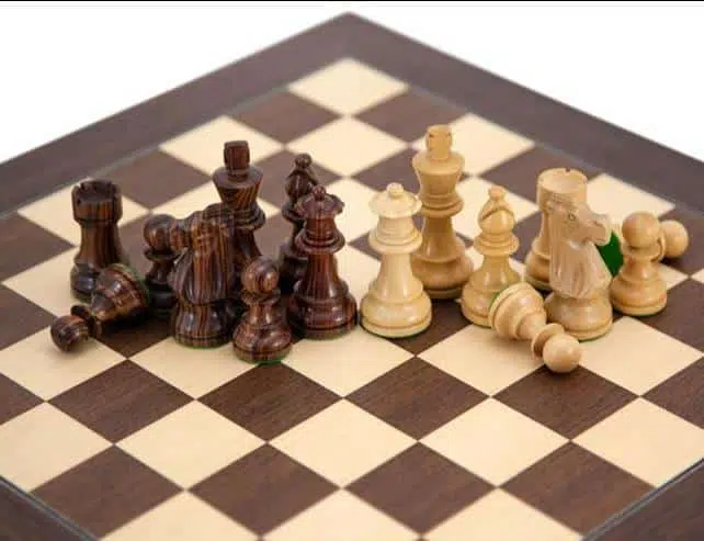 Ensemble French Knight III Echiquier en Bois de Rose et d'Erable & Pièces d'Echecs en Bois de Rose – Image 2
