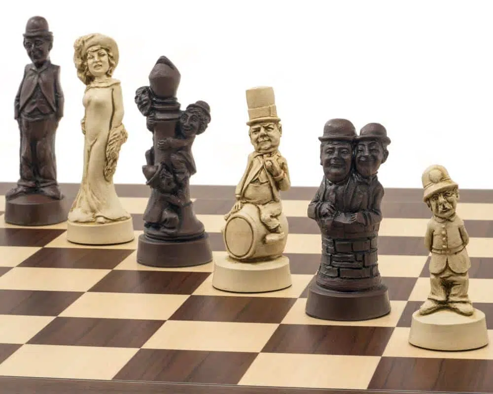Ensemble Stars de Cinéma Echiquier en Bois de Rose et d'Erable & Jeu d'Echecs en Résine – Image 6