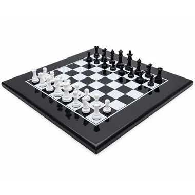 Ensemble jeu d'échecs bicolore noir et blanc, vue d'ensemble sur l'échiquier