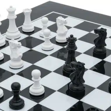 Alternative view of Ensemble Jeu d'Echec Bicolore Noir et Blanc Moderne en Bois