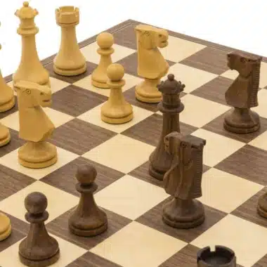 Alternative view of Ensemble Fondateur Echiquier Pliable en Bois de Noyer et d'Erable & Jeu d'Echecs en Bois de Rose Doré