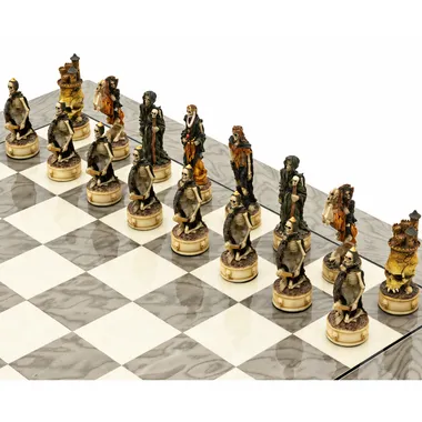 Pièces d'échecs Dark Fantasy en résine, détail des figures squelettiques et encapuchonnées