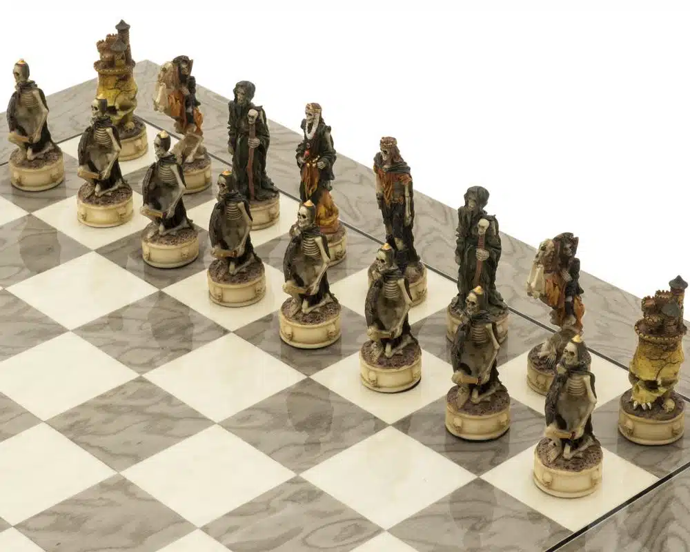 Pièces d'échecs Dark Fantasy en résine, détail des figures squelettiques et encapuchonnées