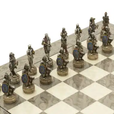 Pièces d'échecs Dark Fantasy représentant des guerriers armés de boucliers bleus