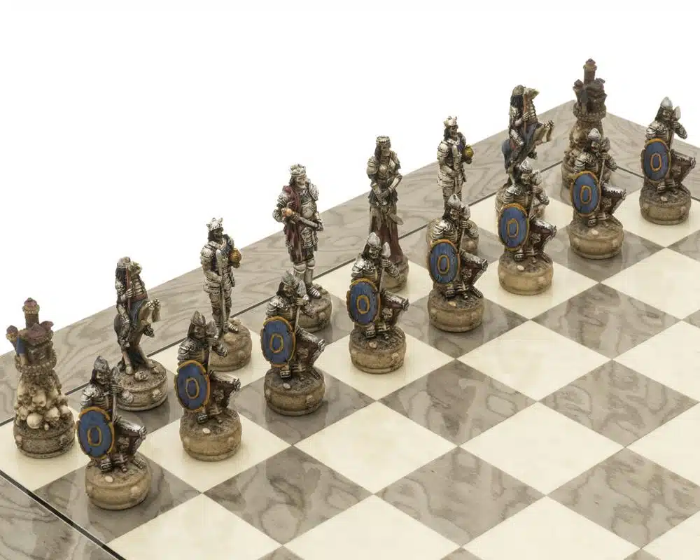 Pièces d'échecs Dark Fantasy représentant des guerriers armés de boucliers bleus