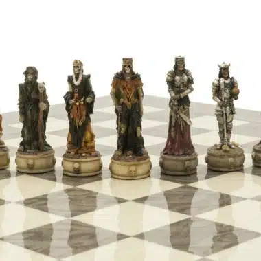Pièces d'échecs Dark Fantasy alignées, rois et personnages en robes sombres détaillés