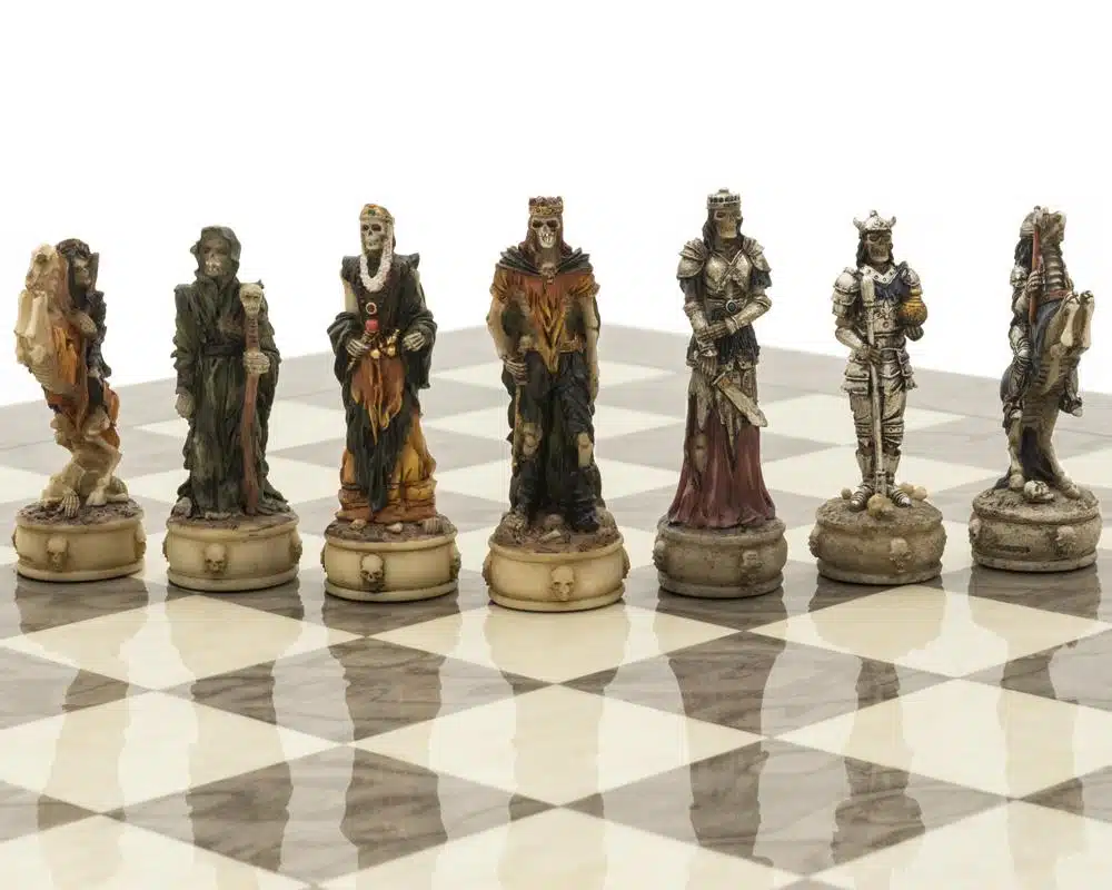 Pièces d'échecs Dark Fantasy alignées, rois et personnages en robes sombres détaillés