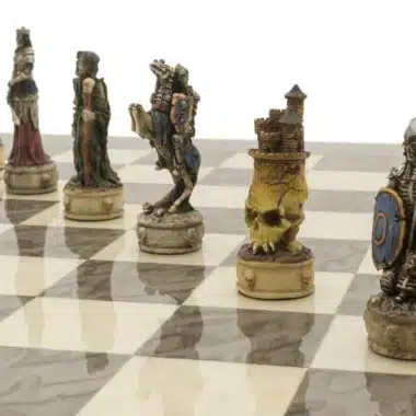 Pièces d'échecs Dark Fantasy, détail d'une tour en forme de château sur crâne