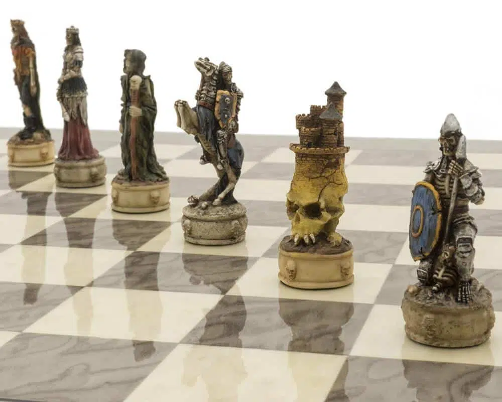Pièces d'échecs Dark Fantasy, détail d'une tour en forme de château sur crâne