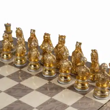 Pièces dorées du jeu Medieval Royal vues en détail sur l'échiquier