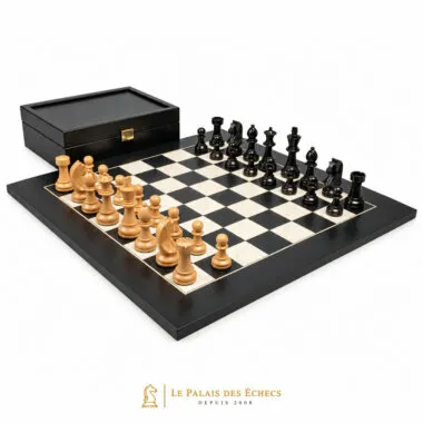 Ensemble complet Knight Design disposé sur l'échiquier devant le coffret ouvert