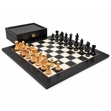 Ensemble complet Knight Design disposé sur l'échiquier devant le coffret ouvert