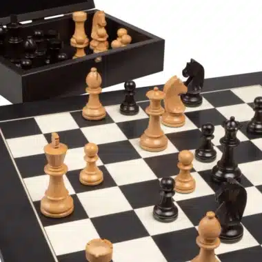Alternative view of Ensemble Knight Design Echiquier en Bois de Peuplier Noir et Erable Blanc & Jeu d'Echecs en Bois de Buis Ebonisé avec Coffret de Rangement