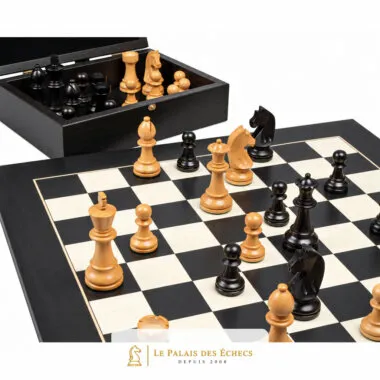 Coffret de rangement ouvert avec les pièces en buis ébonisé rangées à l'intérieur
