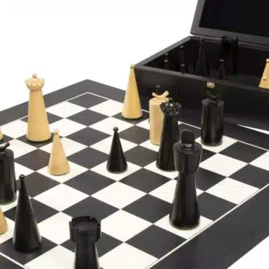 Vue rapprochée des pièces en buis ébonisé sur l'échiquier noir et blanc