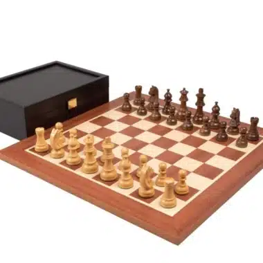 Ensemble Novice Echiquier en Bois d'Acajou, Jeu d'Echecs en Bois d'Acacia et de Buis & Coffret de Rangement en Wenge