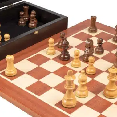 Alternative view of Ensemble Novice Echiquier en Bois d'Acajou, Jeu d'Echecs en Bois d'Acacia et de Buis & Coffret de Rangement en Wenge