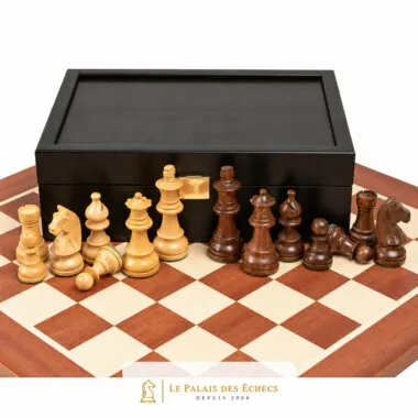Coffret de rangement wenge ouvert avec pièces d'échecs disposées sur l'échiquier
