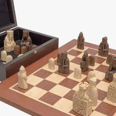 Alternative view of Ensemble Ile de Lewis Echiquier en Bois d'Acajou, Jeu d'Echecs Ile de Lewis et Coffret de Rangement