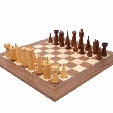 Ensemble Art Deco II Echiquier en Bois d'Erable et de Noyer et Jeu d'Echecs en Bois de Rose Doré