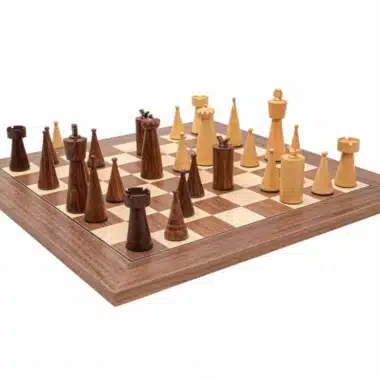 Alternative view of Ensemble Art Deco II Echiquier en Bois d'Erable et de Noyer et Jeu d'Echecs en Bois de Rose Doré