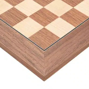 Échiquier en bois d'érable et de noyer, vue rapprochée sur l'angle