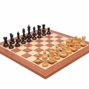 Ensemble "Flamme de Guerre" Echiquier en Bois d'Acajoue et Pièces d'Echecs en Bois de Buis Ebonisé