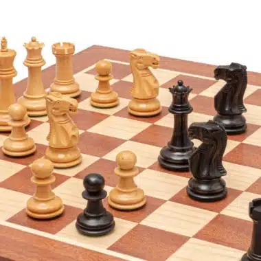 Ensemble "Flamme de Guerre" Echiquier en Bois d'Acajoue et Pièces d'Echecs en Bois de Buis Ebonisé – Image 2