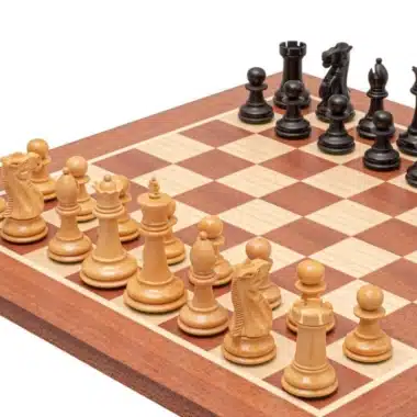Ensemble "Flamme de Guerre" Echiquier en Bois d'Acajoue et Pièces d'Echecs en Bois de Buis Ebonisé – Image 3