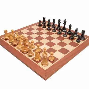 Ensemble Abbaye Echiquier en Bois d'Acajou et d'Erable et Jeu d'Echecs en Bois de Buis et de Buis Ebonisé
