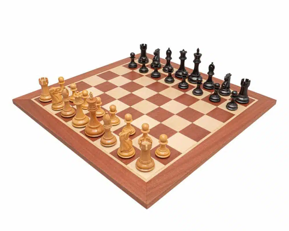 Ensemble Abbaye Echiquier en Bois d'Acajou et d'Erable et Jeu d'Echecs en Bois de Buis et de Buis Ebonisé