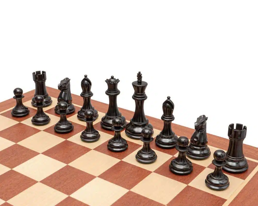 Ensemble Abbaye Echiquier en Bois d'Acajou et d'Erable et Jeu d'Echecs en Bois de Buis et de Buis Ebonisé – Image 3