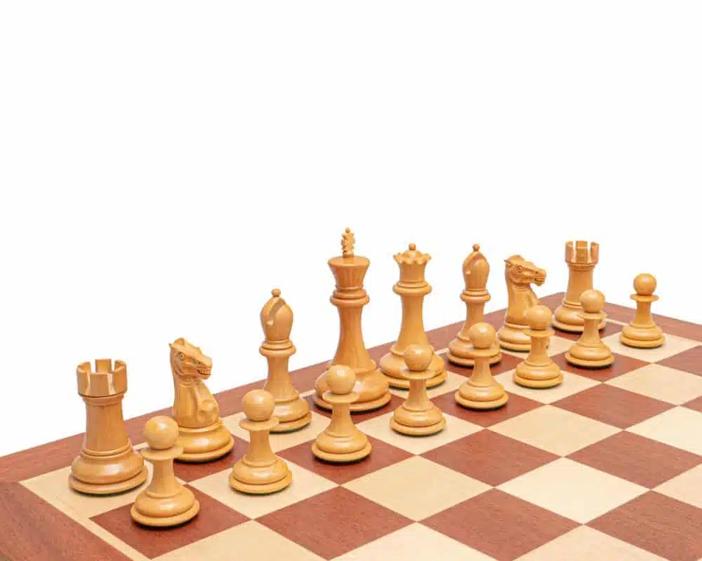Ensemble Abbaye Echiquier en Bois d'Acajou et d'Erable et Jeu d'Echecs en Bois de Buis et de Buis Ebonisé – Image 4