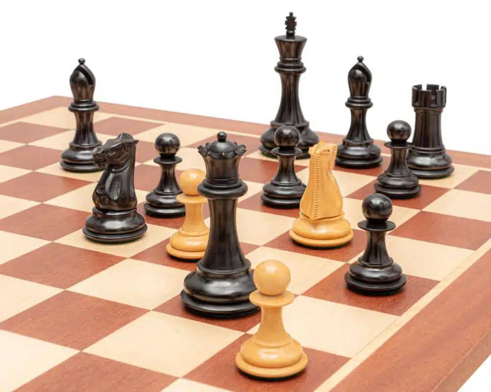 Ensemble Abbaye Echiquier en Bois d'Acajou et d'Erable et Jeu d'Echecs en Bois de Buis et de Buis Ebonisé – Image 2