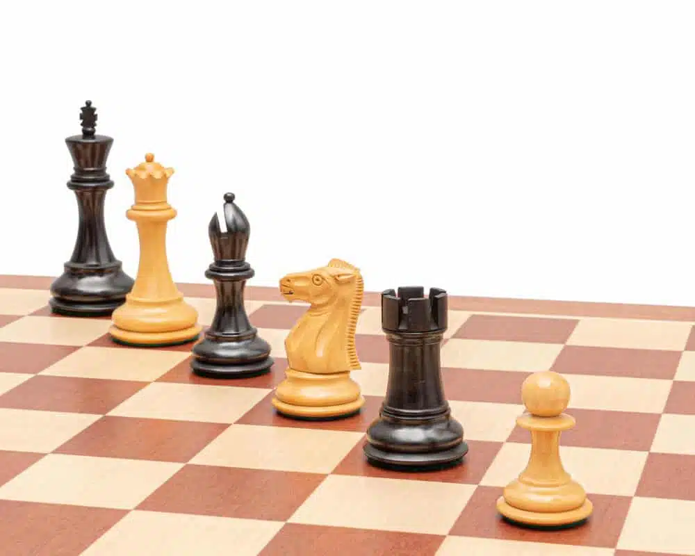 Ensemble Abbaye Echiquier en Bois d'Acajou et d'Erable et Jeu d'Echecs en Bois de Buis et de Buis Ebonisé – Image 5