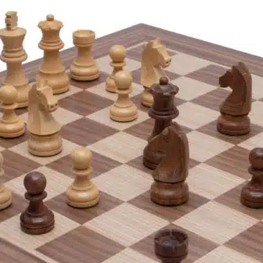 Ensemble Jeu d'Echecs Débutant II en Bois d'Acacia et Echiquier en Bois de Noyer – Image 2