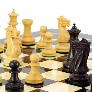 Ensemble "Fleur Noire" Echiquier en Bois d'Erable & Jeu d'Echecs en Bois de Buis