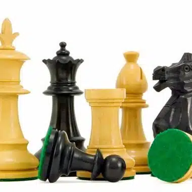 Ensemble "Fleur Noire" Echiquier en Bois d'Erable & Jeu d'Echecs en Bois de Buis