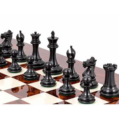 Pièces noires en ébène alignées sur l'échiquier en racine d'érable