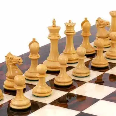 Ensemble "Souverain" Echiquier en Bois et Racine d'Erable, Jeu d'Echecs en Bois d'Ebene & Coffret de Rangement en Racine de Placage