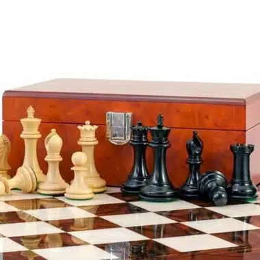 Ensemble "Souverain" Echiquier en Bois et Racine d'Erable, Jeu d'Echecs en Bois d'Ebene & Coffret de Rangement en Racine de Placage