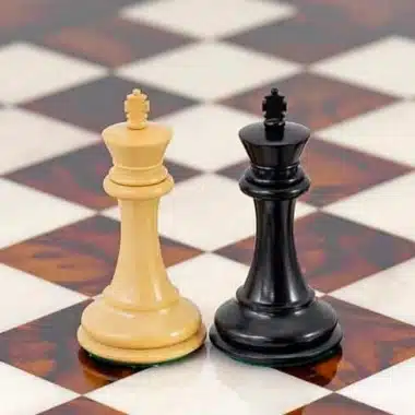 Ensemble "Souverain" Echiquier en Bois et Racine d'Erable, Jeu d'Echecs en Bois d'Ebene & Coffret de Rangement en Racine de Placage