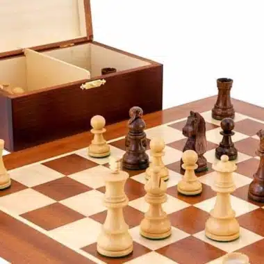 Ensemble "Championship" Echiquier en Bois d'Acajou et d'Erable, Jeu d'Echecs en Bois de Rose Doré et de Buis & Coffret de Rangement en Bois de Bouleau