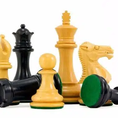 Pièces d'échecs debout et couchées, détail de la base feutrée