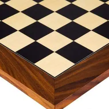 Échiquier en racine de palissandre et érable, détail de l'angle et du cadre