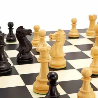 Ensemble "Frankfurt" Echiquier en Bois d'Erable et Jeu d'Echecs en Bois de Buis
