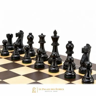 Pièces noires du jeu Frankfurt alignées sur l'échiquier en bois de wenge
