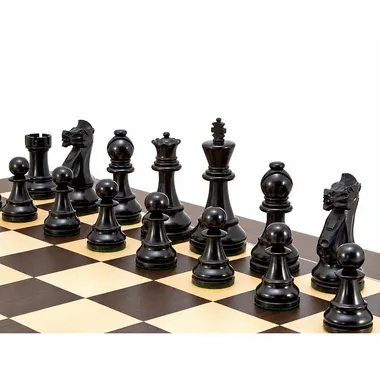 Pièces noires du jeu Frankfurt alignées sur l'échiquier en bois de wenge